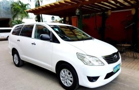 Selling White Toyota Innova 2013 SUV / MPV in Manila