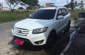 Selling White Hyundai Santa Fe for sale in Cabanatuan