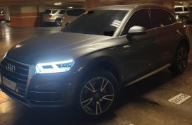 Selling Grey Audi Q5 for sale in Makati