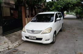 Selling White Toyota Innova in Liloan
