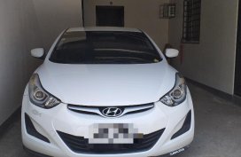 Selling White Hyundai Elantra in Carmona