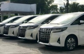 Selling White Toyota Alphard in Quezon City