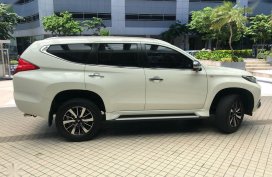 Selling White Mitsubishi Montero in Manila
