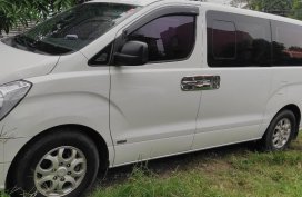 Selling White Hyundai Grand starex in Malabon