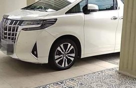 White Toyota Alphard for sale in Manila