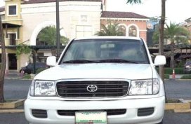 Selling White Toyota Land Cruiser in Bacoor