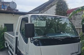 Selling White Mitsubishi Fuso in Taytay