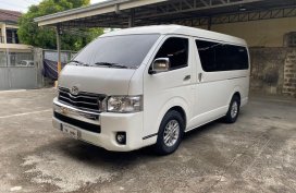 Selling White Toyota Hiace Super Grandia in Pateros