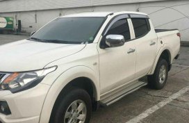 Selling Pearl White Mitsubishi Strada in Cainta