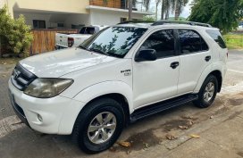 Selling White Toyota Fortuner 2005 in Makati