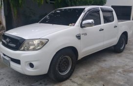 Selling Pearl White Toyota Hilux in Parañaque