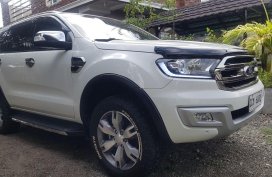 Selling White Ford Everest 2016 in Gapan