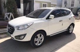 Selling White Hyundai Tucson 2011 in Baliuag