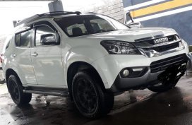 White Isuzu Mu-X 2015 for sale in Naga