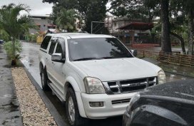 White Isuzu D-Max 2005 for sale in Iloilo