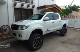 Selling White Toyota Hilux 2.5 G 2012 in Talisay