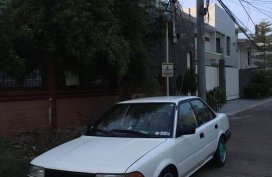 Selling White Toyota Corolla 1990 in Las Pinas