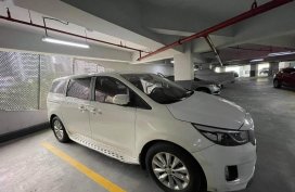 Selling White Kia Carnival 2017 in Makati