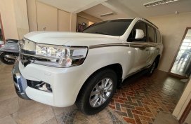 Selling White Toyota Land Cruiser 2017 in Makati