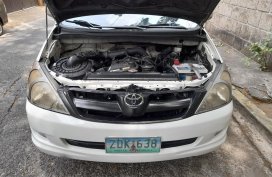 White Toyota Innova 2006 for sale in Valenzuela