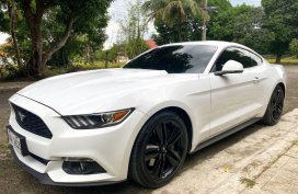 White Ford Mustang 2017