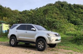 Selling Pearl White Toyota Fortuner 2005 in Samal