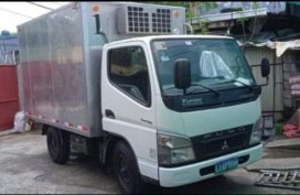 Selling White Mitsubishi Fuso 2012 in Manila