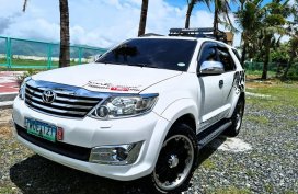 Selling White Toyota Fortuner 2012 in Subic