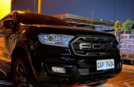 Selling Black Ford Everest 2019 in Pasig