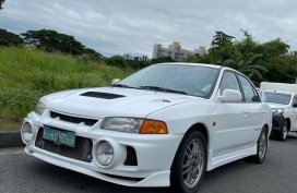 Selling White Mitsubishi Lancer 1996 in Muntinlupa