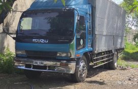 Selling Blue Isuzu Forward 2004 in San Pedro