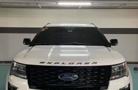 Selling Pearl White Ford Explorer 2019 in Makati