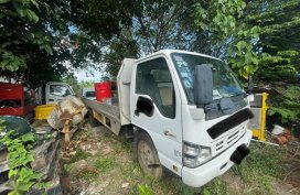 Selling White Isuzu Elf 2011 in Manila