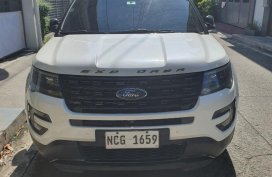 Selling White Ford Explorer 2016 in Makati