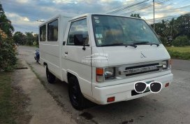 Sell 2010 Mitsubishi L300 Cab and Chassis 2.2 MT in White