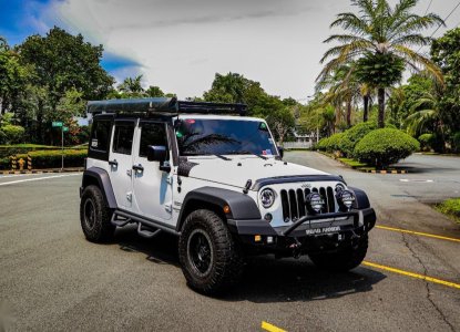 white four door jeep wrangler