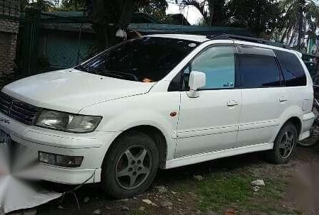Mitsubishi Chariot Grandis automatic 2000 model for sale 