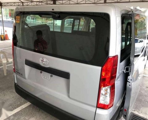 hiace commuter deluxe price