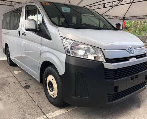 hiace commuter deluxe price