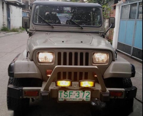 beige jeep wrangler