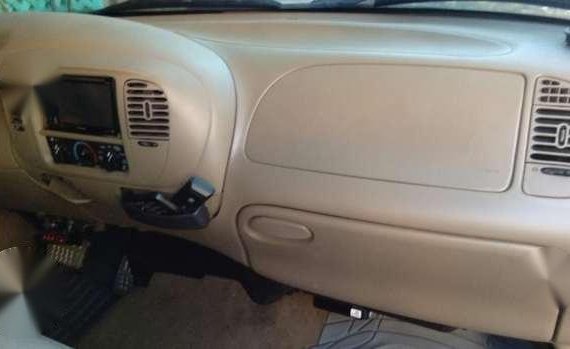 Ford expedition XLT v8 Triton