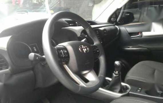 SALE Grab now 2017 Toyota Hilux 4x2 MT White for 1.150m