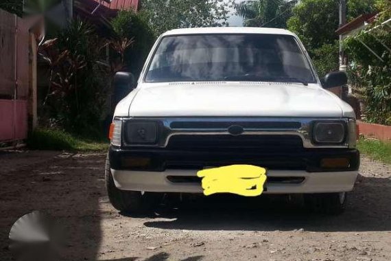 For sale Toyota Hilux 4 x 2 isuzu fuego Mitsubishi L200 nissan