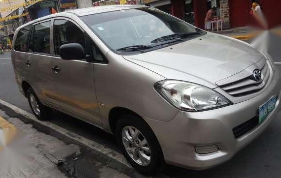 2011 Toyota innova E auto