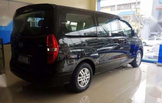 Hyundai Grand Starex Modern with Dual Sun Roof