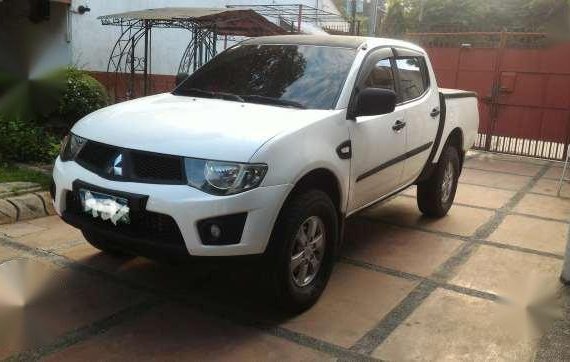 2010 Mitsubishi Strada White MT 