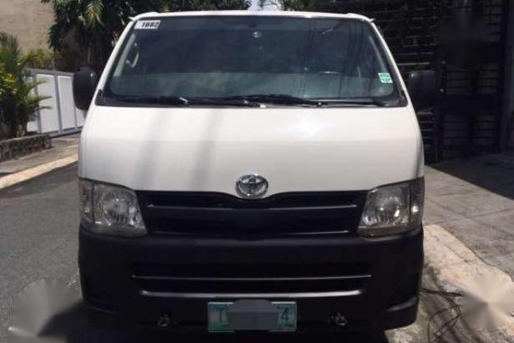 Toyota Hiace Commuter 2012 MT White 