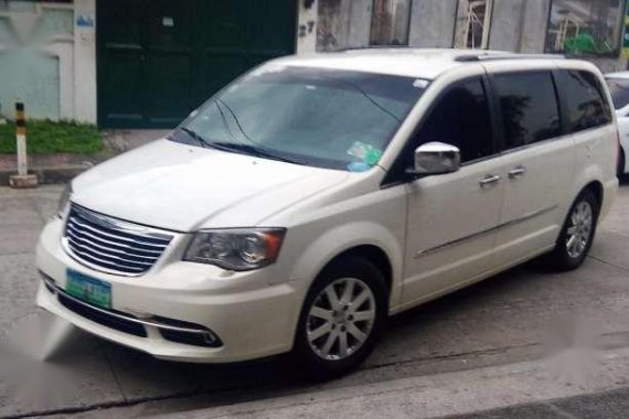 2012 Chrysler Town and Country AT White 