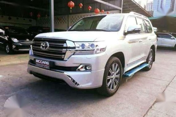 Toyota Land Cruiser 2018 LC200 White AT 