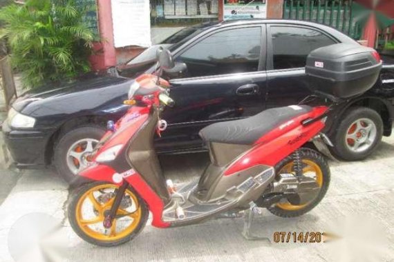 MAZDA 323 familia and YAMAHA Mio motorcycle